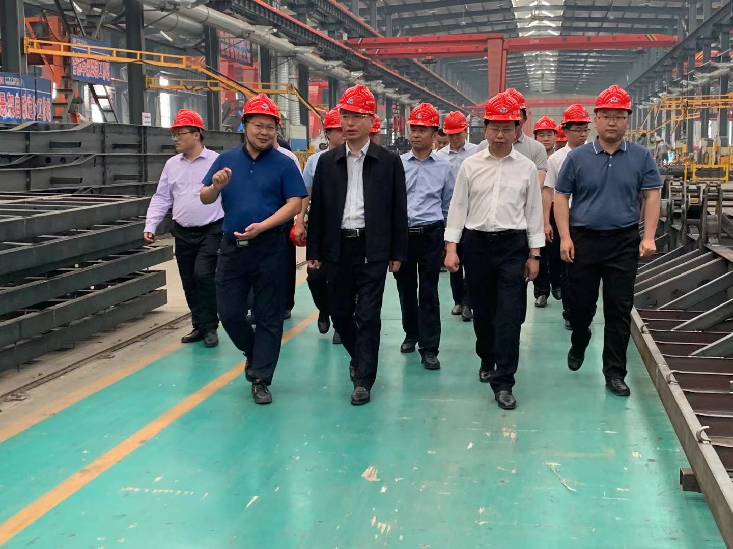 縣委縣領(lǐng)導(dǎo)對通亞汽車進行參觀指導(dǎo)